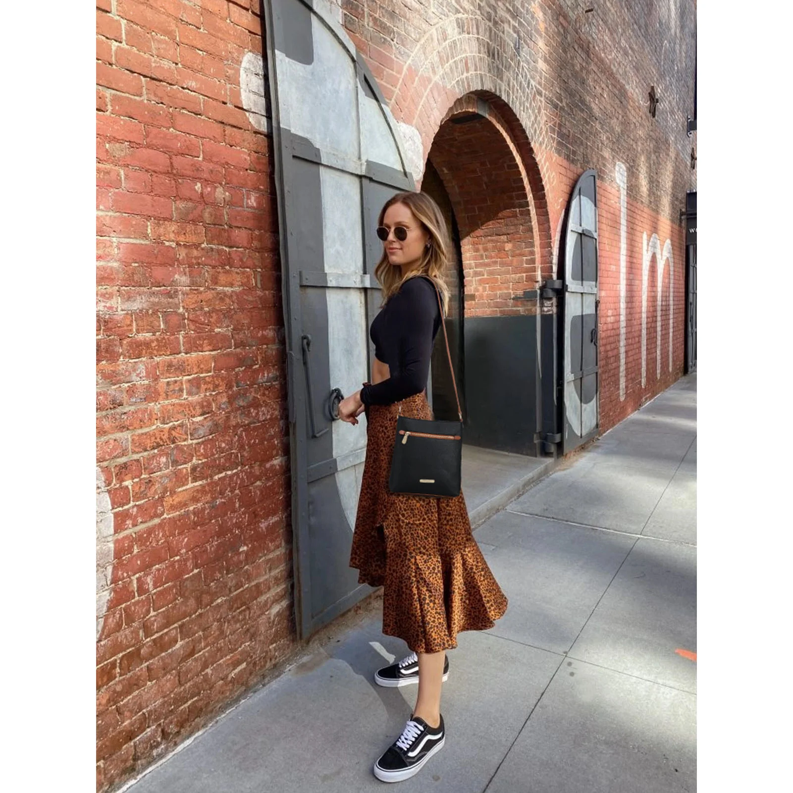 Lotty Keep Your Essentials Secure with a Crossbody Bag with Zipper - Image 9