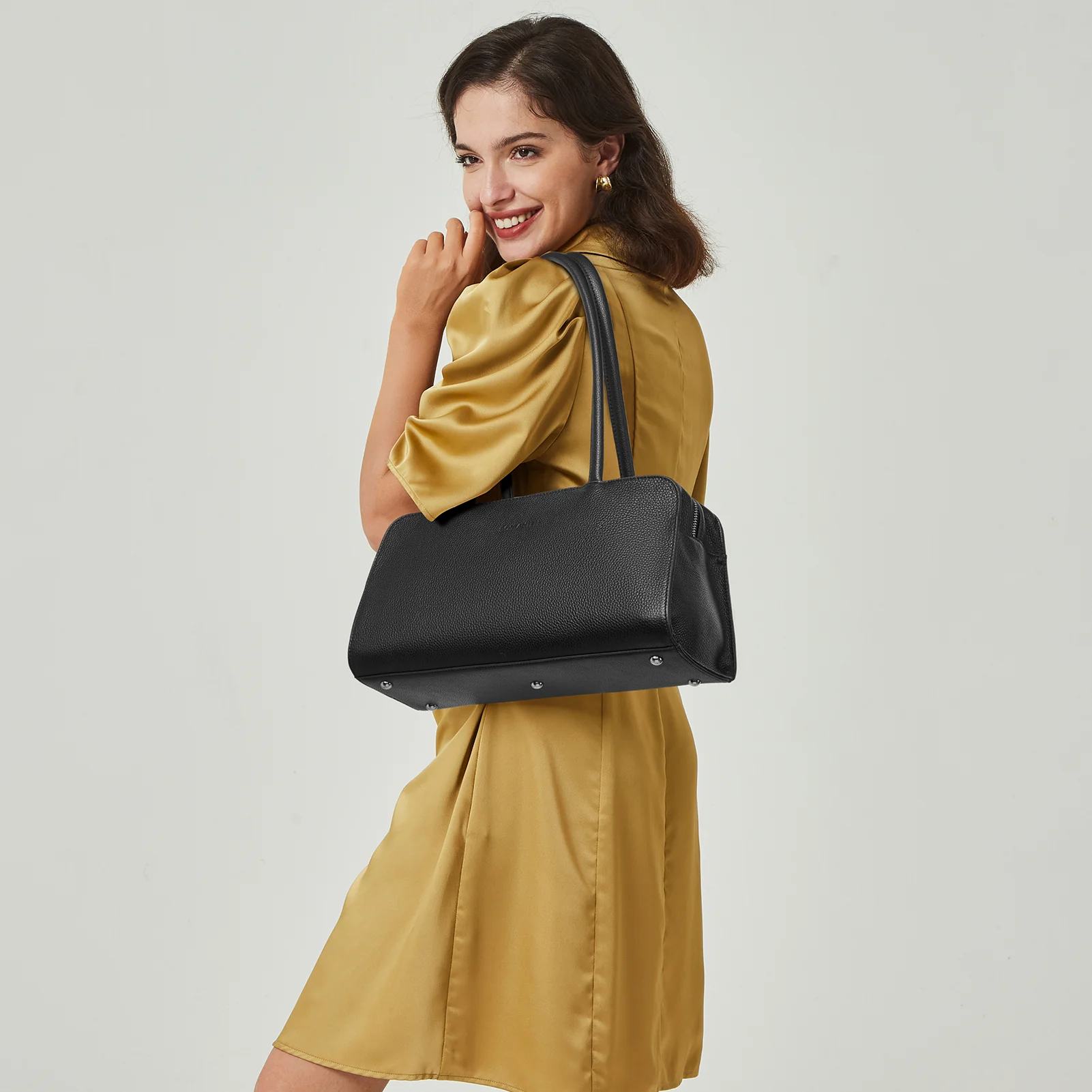 Otilia Functional and Fashionable Leather Shoulder Bag for Ladies - Image 2